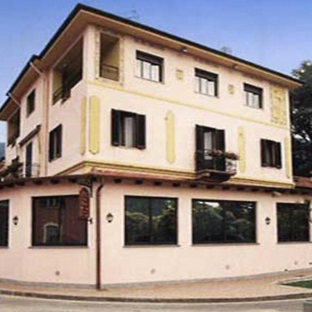 Hotel La Bussola Cittiglio Bagian luar foto