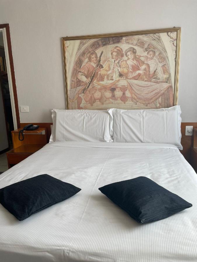 Hotel La Bussola Cittiglio Bagian luar foto