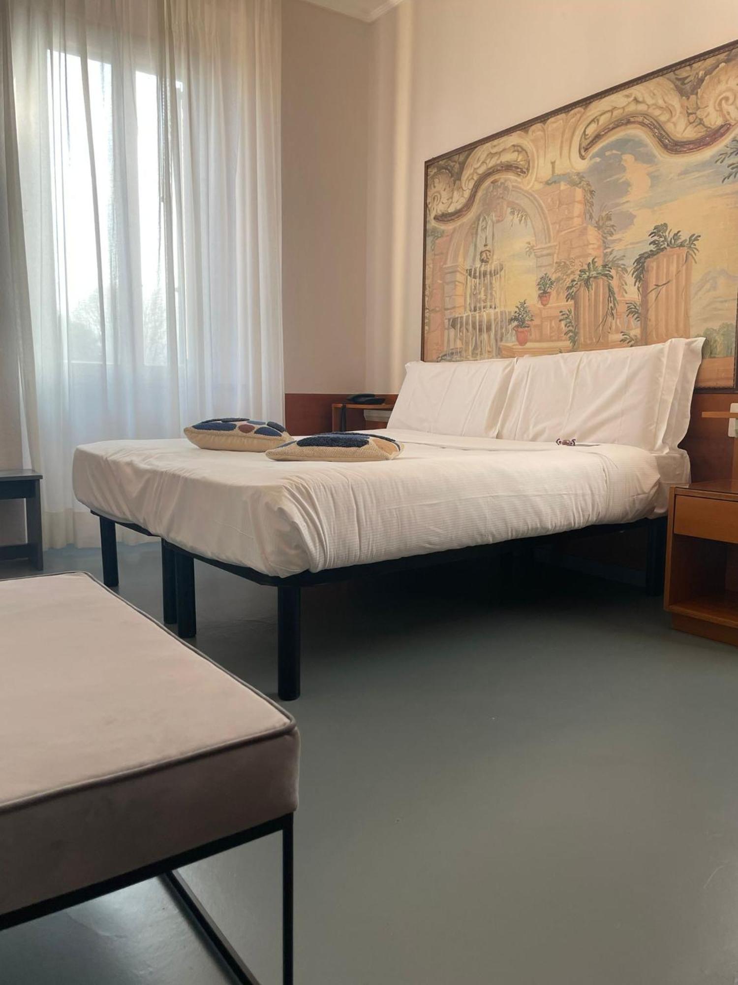 Hotel La Bussola Cittiglio Bagian luar foto