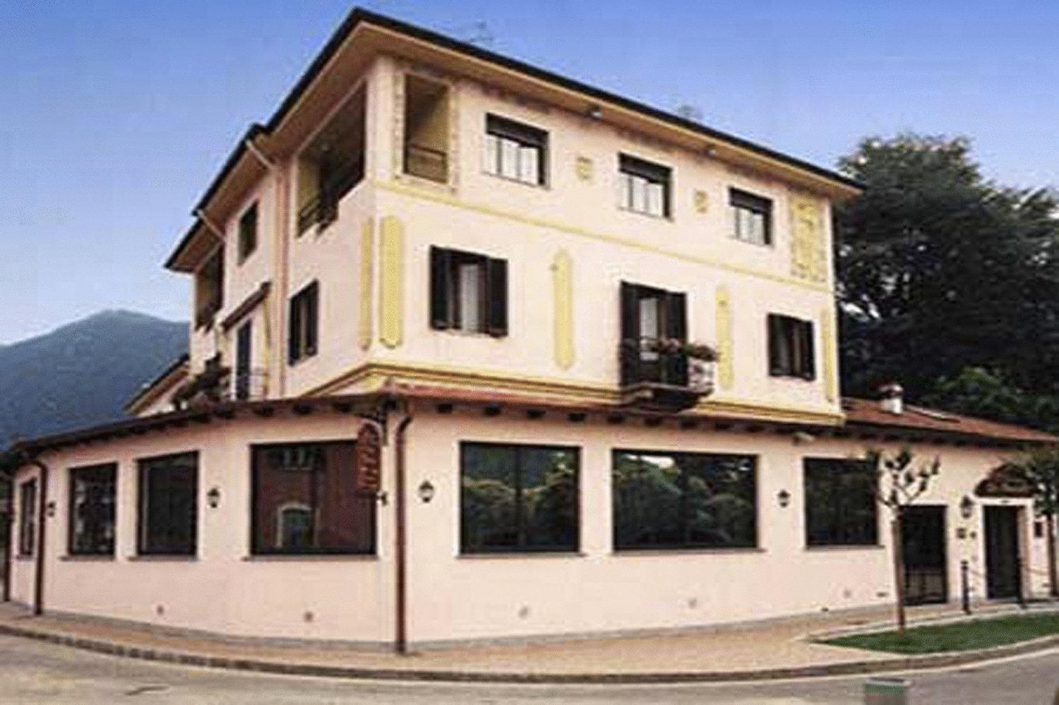 Hotel La Bussola Cittiglio Bagian luar foto